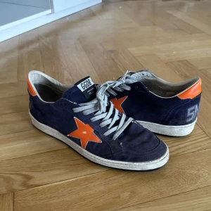 Golden goose ballstar  - Säljer mina sällsynta golden goose ballstar, bra skick inga större defekter. Behöver en tvätt   Priset är inte hugget i sten 