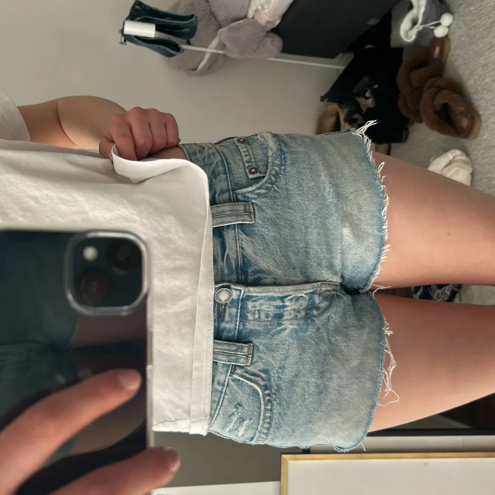 Superfina jeansshorts från pull&bear i storlek 38, skulle även säga att de passar 36. Använda typ 2 gånger, Använd gärna köp nu💗. Shorts.