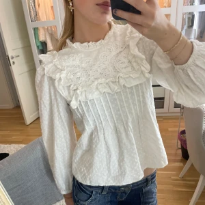 &other stories blus  - Jätte söt blus från &other stories som inte säljs längre!🥰🥰Knappt använd så den har inga defekter! Pris kan sänkas vid snabb affär ❣️