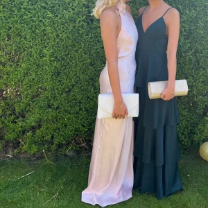 Bal klänning - Intressekoll på min balklänning då jag funderar på att sälja den, men inte helt säker. Den är använd en gång och älskar den supermycket. Men har ingen användning för den. Den är från Hanna Schönberg x NA-KD kollektionen.