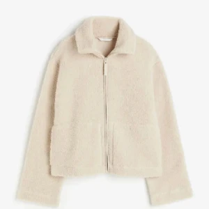 Säljer min helt slutsålda Teddy Jacka från H&M💞💞 - Säljer nu min slutsålda jacka från h&m då den tyvärr inte kommer till någon vidare användning, inga defekter(ser alltså ny ut), storlek M💞💞 