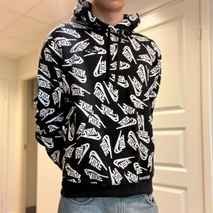 Nike hoodie - Skick 9/10, knappt använd 