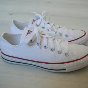 Låga vita converse - Använda en gång inomhus. I princip helt i nyskick’