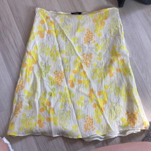 Kjol  -  Jättesöt gul silk kjol med blommor/växter som har jätte skönt material ! Det finns en dragkedja på sidan. Perfekt till våren och sommaren och sitter jättefint💗 köpt i Spanien och helt oanvänd! 