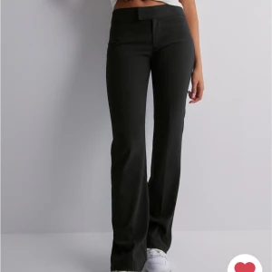 Kostymbyxor  - Säljer dessa svarta lågmidjade kostymbyxor ifrån Nelly, nyskick! Endast testade. Stl xs