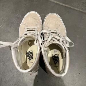 Höga Vans  - Super fina använda ca 3 gånger, lite ”missfärgade” vid hälen 💓