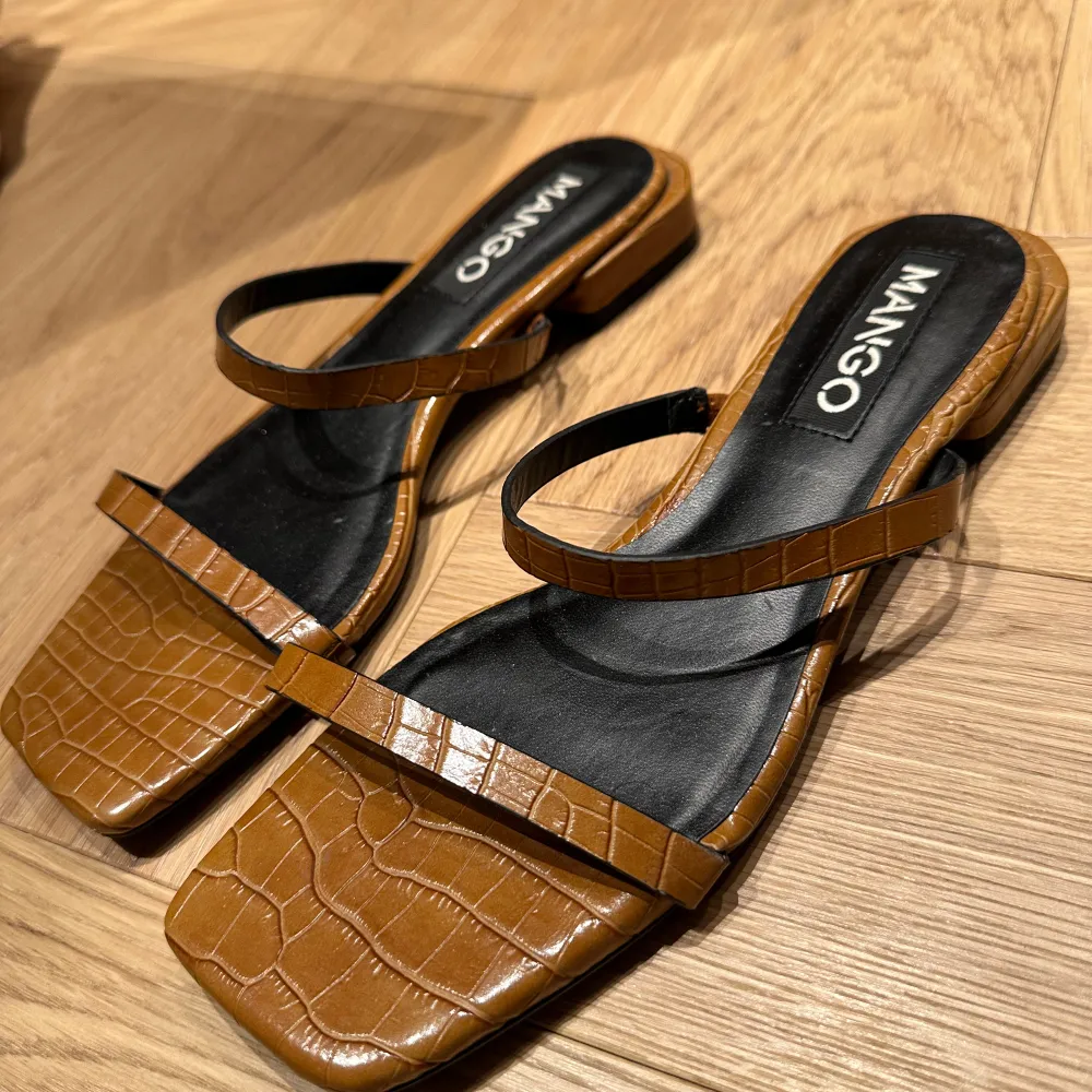 Säljer dessa sandaler från mango då de inte kommer till användning. Använd ca 1-2 gånger. Passat perfekt till sommaren! . Skor.