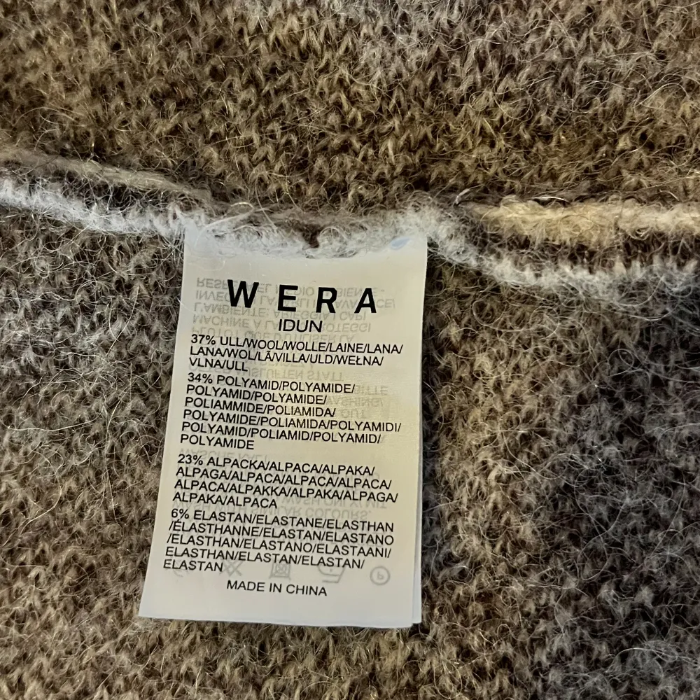 Säljer nu min Wera tröja.   Tröja är i storlek S men väldigt oversized. Materialet är stor del ull så tröjan är väldigt mysig att ha på sig!  Hör av dig om du har frågor. . Tröjor & Koftor.