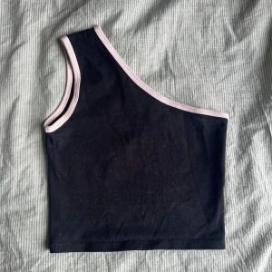 Off shoulder linne - Fin och skön Asymmetrisk topp 🍒storlek står ej men passar nog bäst en S