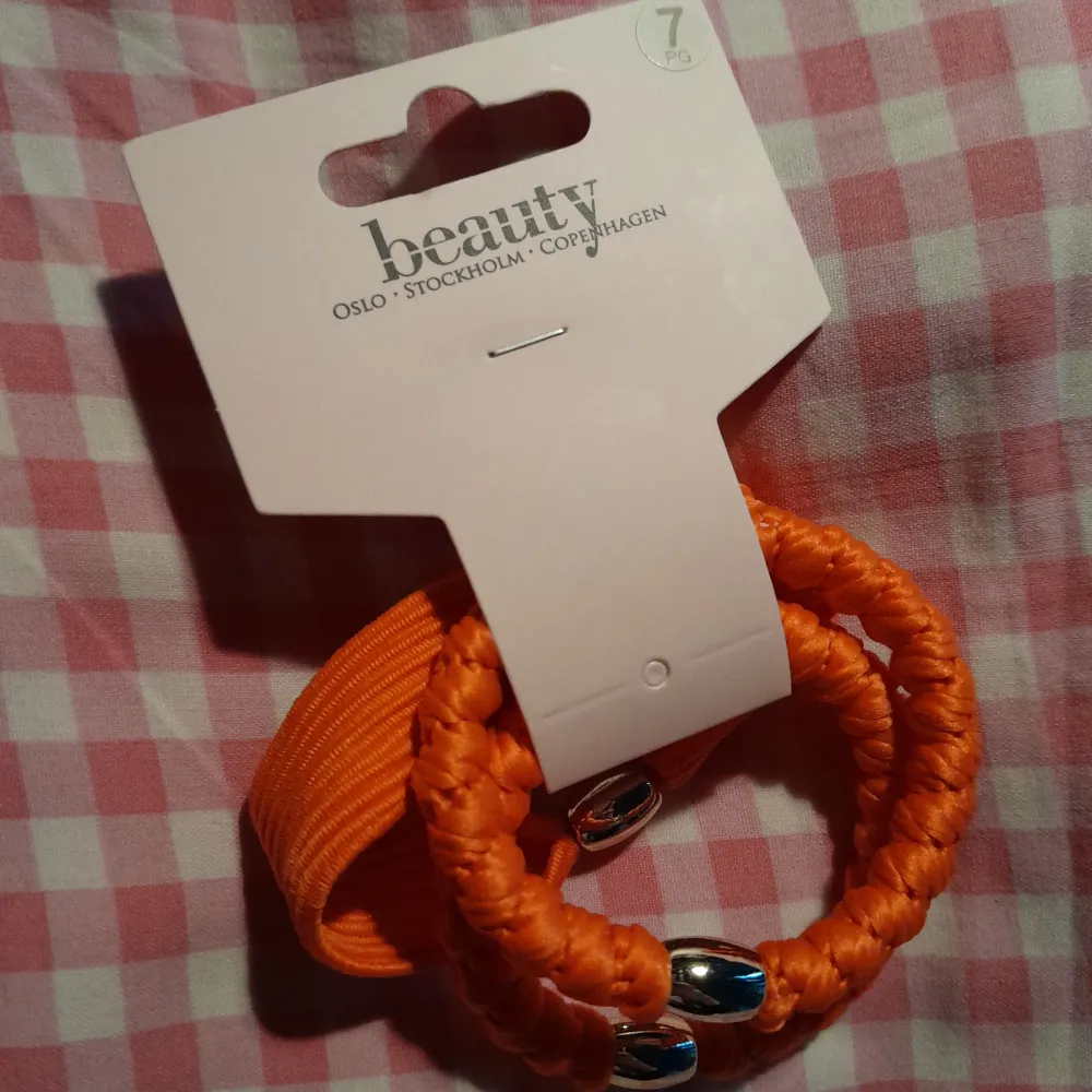 3 orangea hårsnoddar, fick i en mysterybag från Ur & Penn. Säljer då jag inte använder hårsnoddar.. Accessoarer.