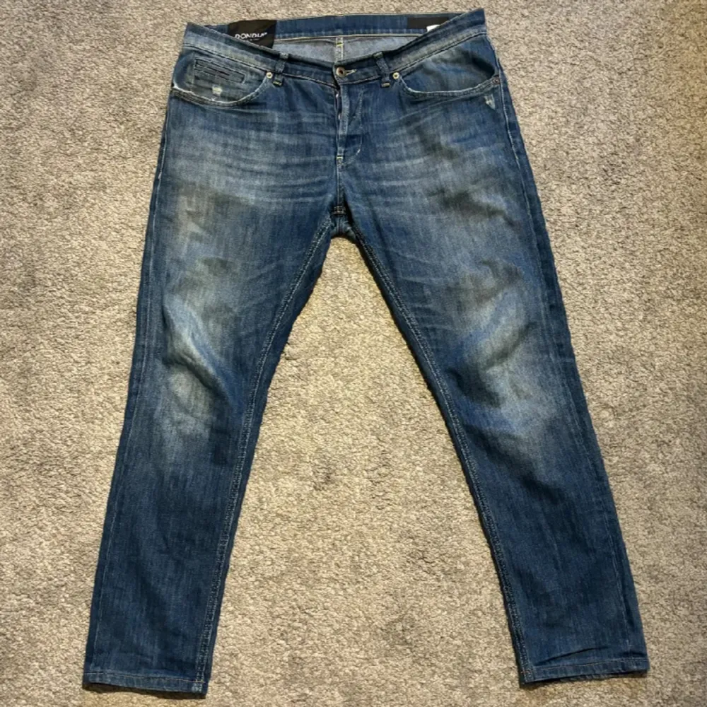 Dondup Jeans i modellen George. Jeansen är i storlek 36 men Dondup har mindre storlekar så skulle säga att de sitter mer som 34. Passar dig som är runt 180-183. Väldigt bra skick, det enda är att ett stygn har lossnat på lappen på insidan av jeansen.. Jeans & Byxor.