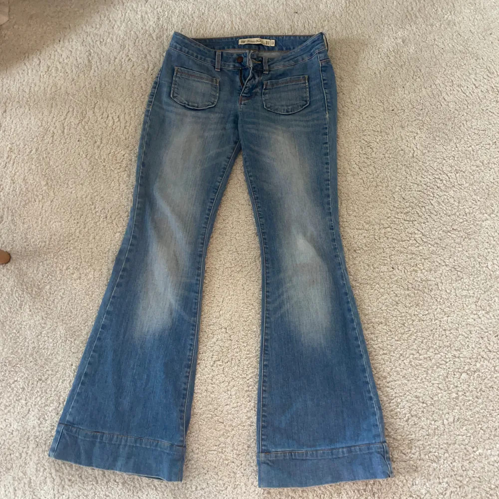 Jättesnygga flare jeans som är lågmidjade!  Jag är 169 cm💕. Jeans & Byxor.