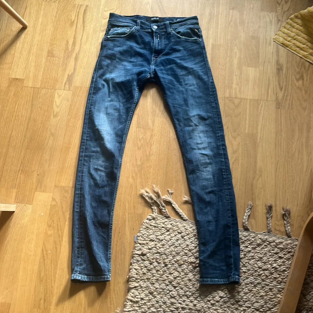 Säljer dessa as feta jeans från replay för att dom inte passa! Storlek 29-32 men sitter lite tajt!. Jeans & Byxor.