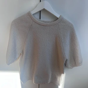 Super fin stickad T-shirt  - Säljer min stickade T-shirt från Lindex då den inte kommer till användning. Materialet är menat att se ut så, den är alltså inte nopprig! Skriv för frågor eller funderingar!💓🙌