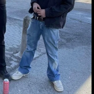 Diesel Jeans  - Riktigt snygga och stackande Diesel jeans med lätt baggy passform men ändån inte för pösiga i rumpan. Lätt 90 till 2000 stil med attityd. 