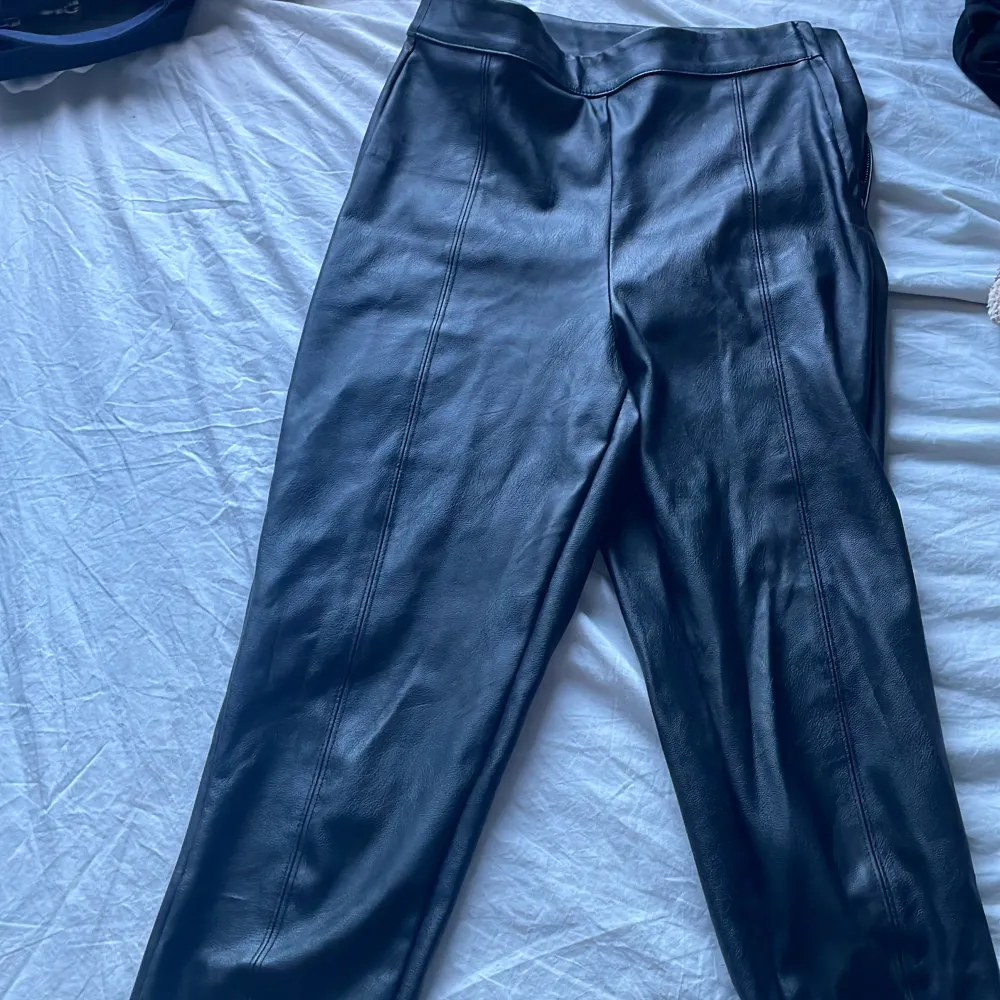 Jätte snygga skinn byxor som är skinny från Gina i storlek xs, tyvärr för små.. Jeans & Byxor.