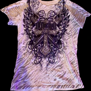 Affliction T-Shirt - Riktigt cool affliction tröja köpt från usa, den har många detaljer och rhinestones <3 Passar både kvinna och man