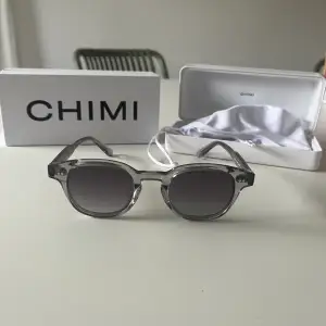 Säljer ett par super snygga Chimi 01 Gray perfekta inför sommaren. Helt oanvända glasögon, box och allt ingår i köpet.  Om ni har några fundering så är de bara att hör av er! Pris går att diskuteras