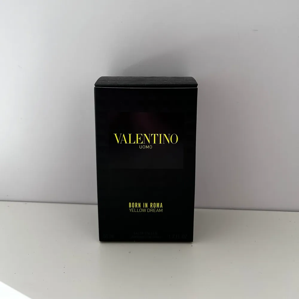 Valentino Yellow dream till salu I sjukt god sommarparfym med en riktigt najs citrus doft I det är ungefär 25ml kvar av 50 I nypris: 700kr I original box medföljer . Övrigt.