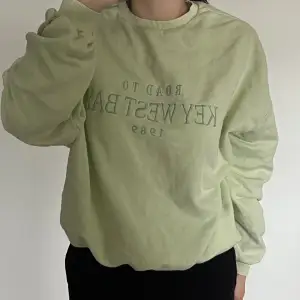 Grön sweatshirt från Nelly i storlek xs. Använd men fint skick.