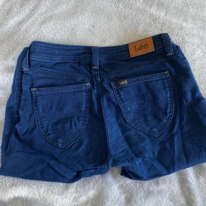 Jeans från Lee - Tightare modell i lowwaist. Sitter snyggt, stretch i jeansen. 80% bomull. W24 L31