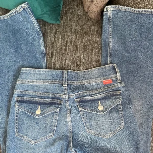 Hm Lowwaist bootcut jeans  - Blivit för små på mig Finns inte att köpa längre💜