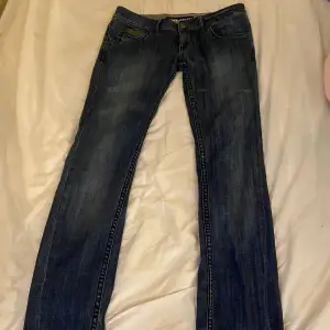 Intressekoll på dessa as snygga lowwaist jeans med raka ben. Storlek 27, 39 i midjemått och 83 i innerbenslängd❤️märket är miss sixty. Lägg ett prisförslag!