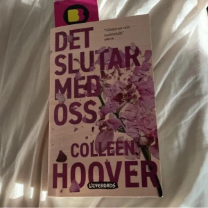 It ends with us  - Den är helt ny köpte den för 200 något tror jag de var och nu säljer jag den för 100 kr men pruta fungera också ❤️ finns inget problem med boken allting är parfekt 