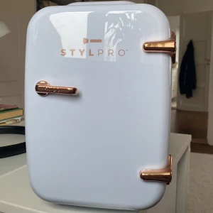 Helt ny mini kylskåpet  - Hej säljer ett jättefint mini kylskåpet💗Sälja pga aldrig använda och kommer inte bli det. Instruktioner kommer med💕Så fint och toppen skick☺️ Köpt för 800kr kan tänka mig att sänka pris vid snabb affär!