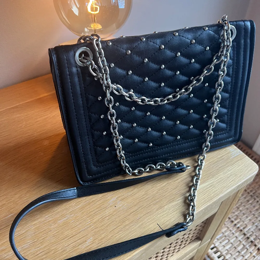 Super snygg svart handväska ungefär 22cm lång på bredden. Kan diskutera priset för snabb affär 🫶. Väskor.