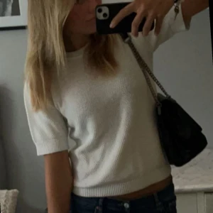 Kofta - Så fin kortärmad kofta i fint material från VILA, super fint skick och inga defekter❣️