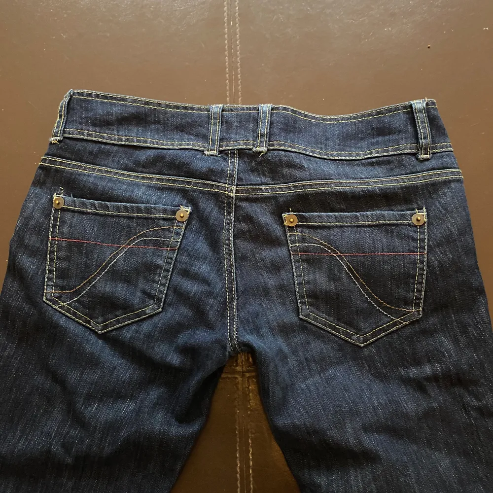 Lågmidjade bootcut jeans från vintage bershka. Som man ser på bild 3 finns det slitage längst ned på benen. Storlek EUR 38. Jeans & Byxor.