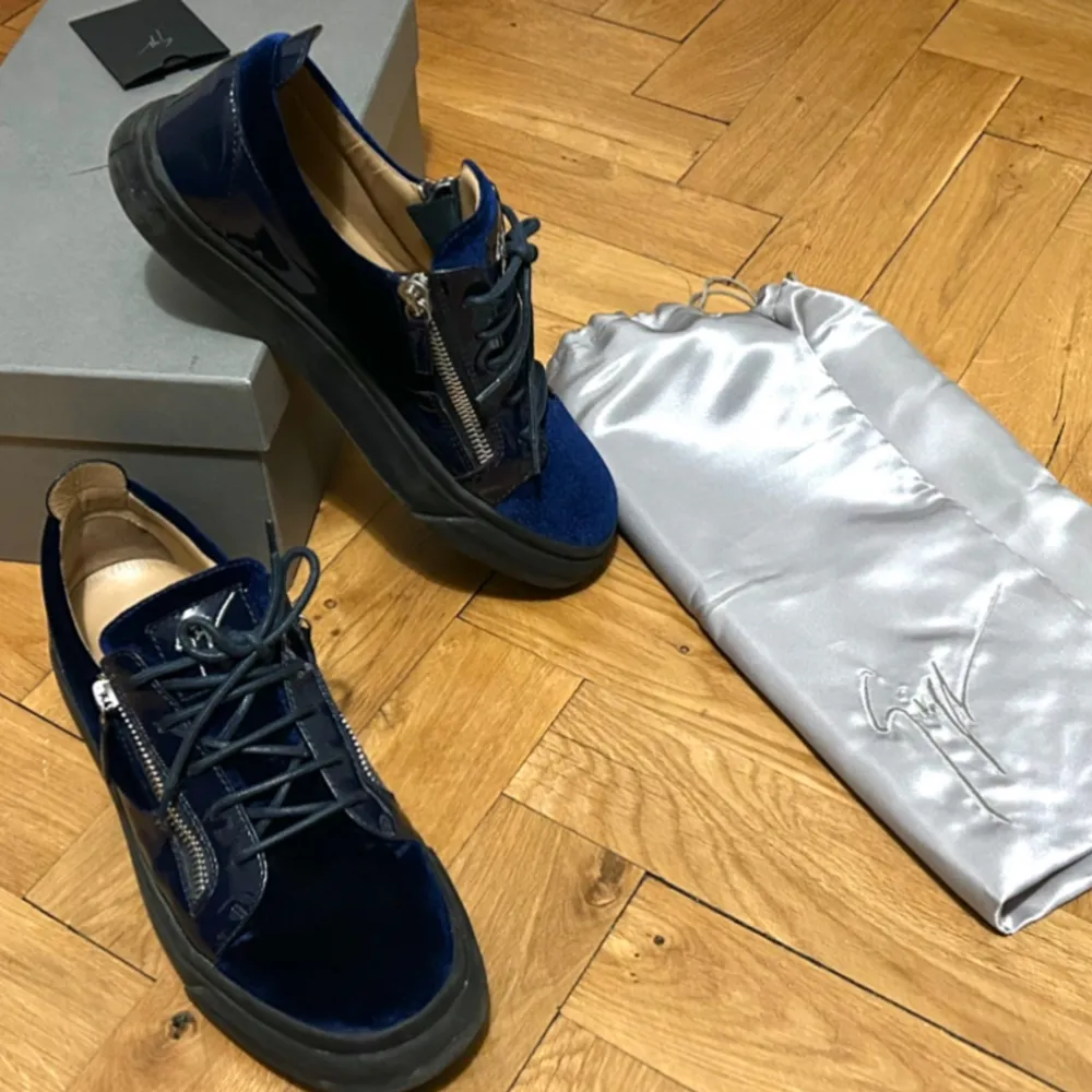 Snygga mörkblåa Giuseppe Zanotti som är sparsamt använda i storlek 44. Säljer då de ej passade när jag köpte dem. Box, dustbag och kuvert medkommer.  Hör av er vid frågor!. Skor.