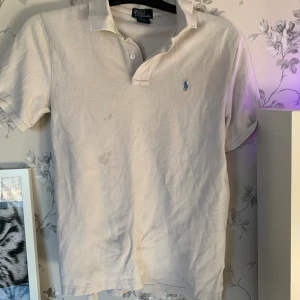 Ralph lauren piké  - As snygg piké strl L (barn). Ända felet är att det är fläckar på magen men det ska gå att få bort! Skriv om du har frågor!👍🤝