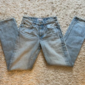 Lågmidjade jeans  - Säljer dessa ljusblåa lågmidjade jeansen från zara, är i rak modell, men tyvärr är för små nu (har s i jeans). Jeansen är i storlek 34 (xs).  Tveka inte att ställa frågor/fler bilder💖