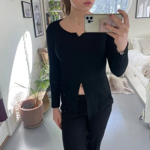 Svart topp - Svart långärmad topp med slits från LYCRA i storlek S💗Skriv vid frågor och fler bilder☺️