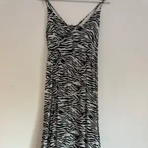 Super fin lång klänning med zebra mönster!!  Den är i storlek 38 men passar 36 också! 200kr + frakt! Skriv vid frågor eller intresse! 💓💓