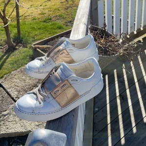 Valentino skor  - Bra skick, repor där framme som inte finns längre eftersom jag lämnade in dem på skofärgning, ser ut som helt nya! Äkta valentinos kan tänka mig gå ner mig till ett bra pris!❤️de ända som behövs för att de ska se nya ut, är att byta skosnören/tvätta❤️