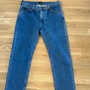 Mörkblå jeans från Lee. Frakt tillkommer. Hjälper min pojkvän sälja eftersom jeansen inte kommer till användning. Bilden visar passform.