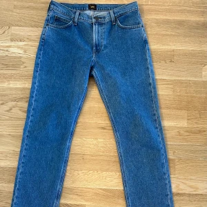 Lee jeans - Mörkblå jeans från Lee. Frakt tillkommer. Hjälper min pojkvän sälja eftersom jeansen inte kommer till användning. Bilden visar passform.