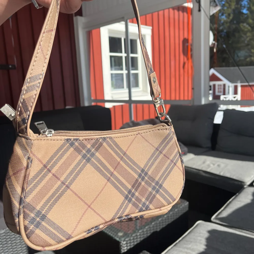 Handväska perfekt till hösten 🍂🍁 märket är okänt då den är köpt för ett tag sen men aldrig använd. Väskor.