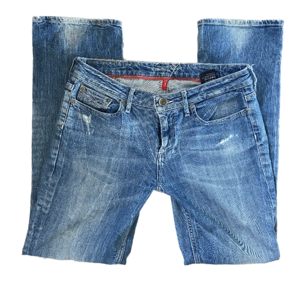 Jättefina lågmidjade jeans från Tommy Hilfiger. Midjemått tvärs över 41cm, lite korta på mig som är 174cm.  Uppskattar storleken till W28. Pris kan alltid diskuteras!. Jeans & Byxor.
