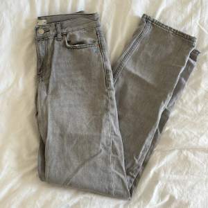 Säljer dessa jeans från Gina Tricot i storlek 32. Defekter syns på bild två💗