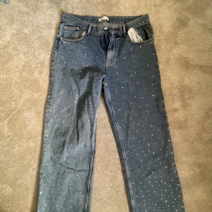 Jeans med diamanter - Används inte rensar garderoben 💕