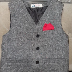 Festlig väst barn! - Jätte fin barn väst som pasar till byxor den är så gullig absolut i nyskick grå svart med röd näsduk fastsydd från H&m storlek 104  ca 3-4 år