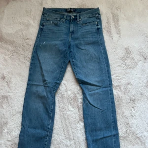 Jeans - Jeansen är tajta hela vägen men lite större nere vid fötterna, slutar precis vid fötterna för mig.