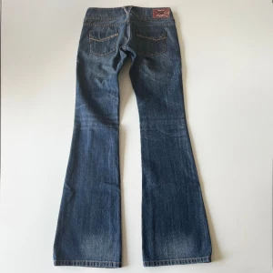 Lågmidjade jeans - Vintage lågmidjade bootcut jeans från Tommy Hilfiger. Så otroligt snygga! Midjemått: 72 cm. Innerbenslängd: 85 cm. Har inga bilder på då de är för små. Skriv privat för mer bilder och mått. Inga defekter 💕