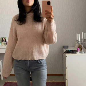 Stickad tröja - Ljusrosa stickad tröja i storlek Small, rätt använd men de är inget som märks! Köparen står för frakt❤️