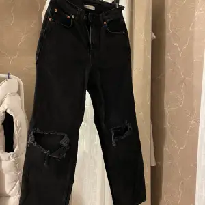 Säljer dessa jeans ifrån ginatricot då dom är för korta för mig (174 cm), annars skitsnygga! Aldrig använda pga korta. 
