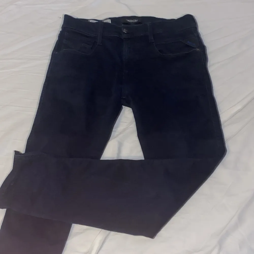 Säljer mina Replay anbass hyperfelx jeans i mörkblå skiktet är 8/10 Strl30/30 Pris:500. Jeans & Byxor.